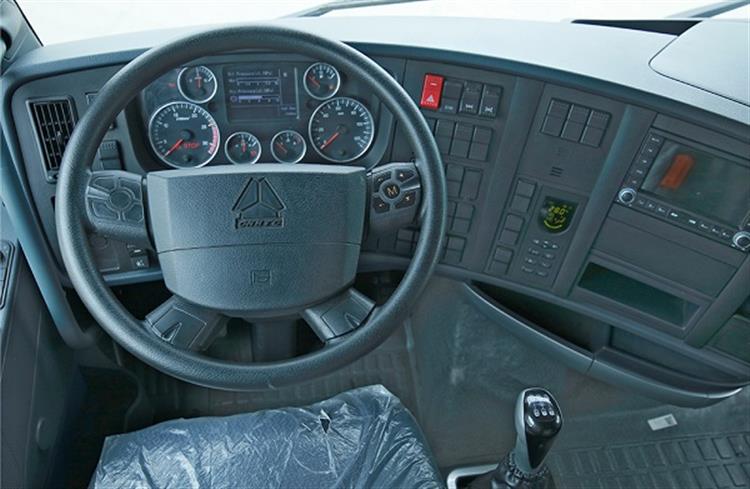 Xe tải thùng Howo 4 chân 371hp A7